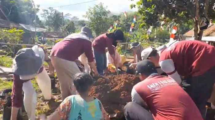 Siswa PKL SMKN 1 Baradatu mengisi polibag bersama warga untuk bertanam sayuran (dok foto: Gregorius Nafanu)
