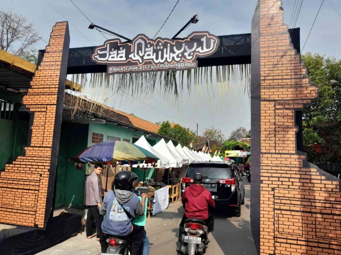 Pintu gerbang menuju lokasi penyebaran kue apem Jatinom (dokpri)