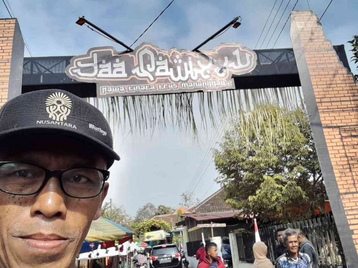 Berswafoto di depan gapura (dokpri)