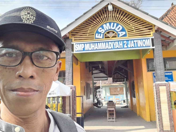 Berswafoto di depan gerbang sebuah sekolah (dokpri)