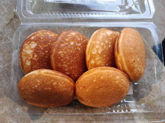 Kue apem Jatinom satu bungkus Rp 10.000 (dokpri)