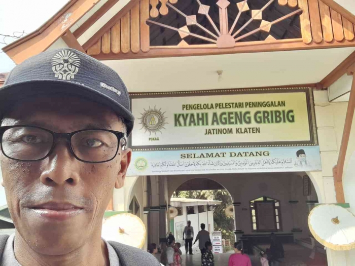 Berswafoto di depan pintu masuk makam ki Ageng Gribig (dokpri)