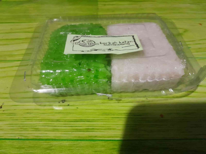 Kue wajik dan jadah dalam satu wadah (dokpri)