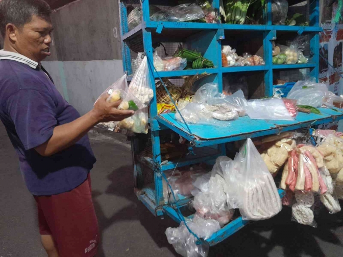 Seorang pembeli sedang memilih-milih (dokpri)