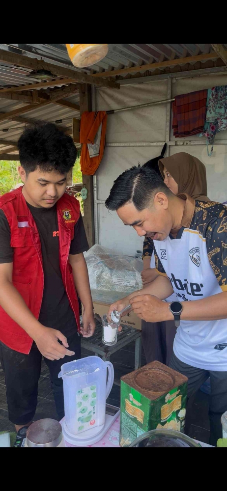 Pendampingan Penerapan Sistem Bioflok kepada Pemilik Kokoa Farm (Sumber: Hasil Dokumentasi KKNT 114 Desa Lengkese)