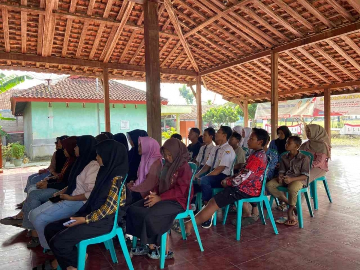 Remaja mengikuti kegiatan konten kreatif