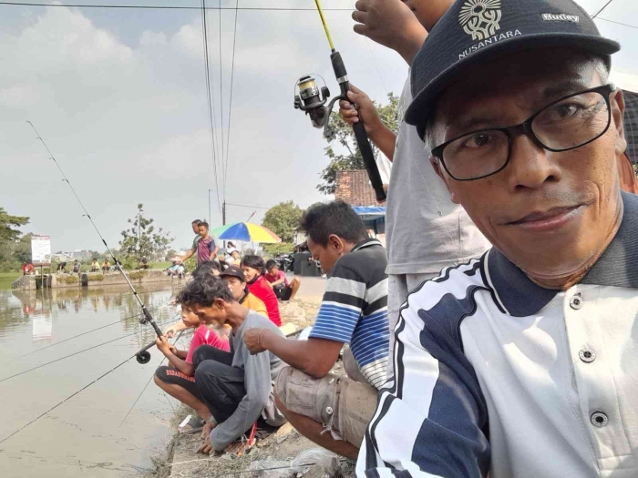 Berswafoto dekat pemancing (dokpri)