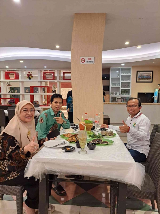 RihlJamuan makam malam oleh Dekan FAH UIN Makassar dan isterinya (Sumber: Barsihanor, 20 Agustus 2025)