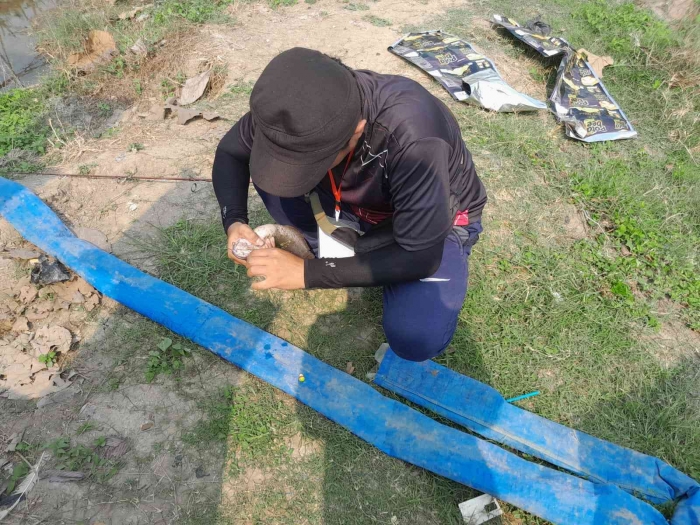 Peserta melepas ikan dari mata pancing (dokpri)