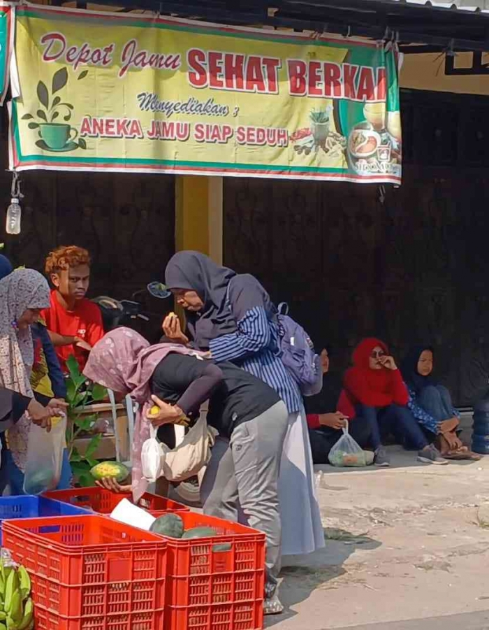 Pasar Trikora Ahad Pon: Mewujudkan Kabupaten Madiun Bersahaja(dokumentasi pribadi: Isti Yogiswandani)