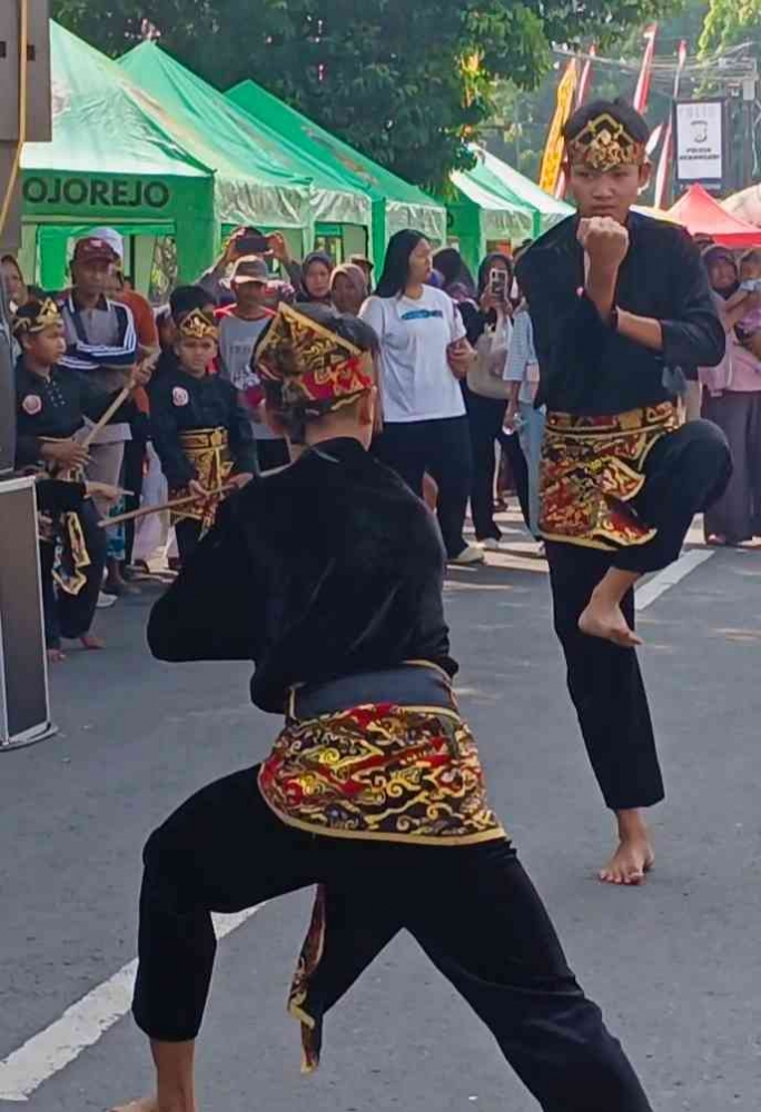 Launching Pasar Ahad Pon diwarnai Duel Pendekar(Dokumentasi pribadi: Isti Yogiswandani)