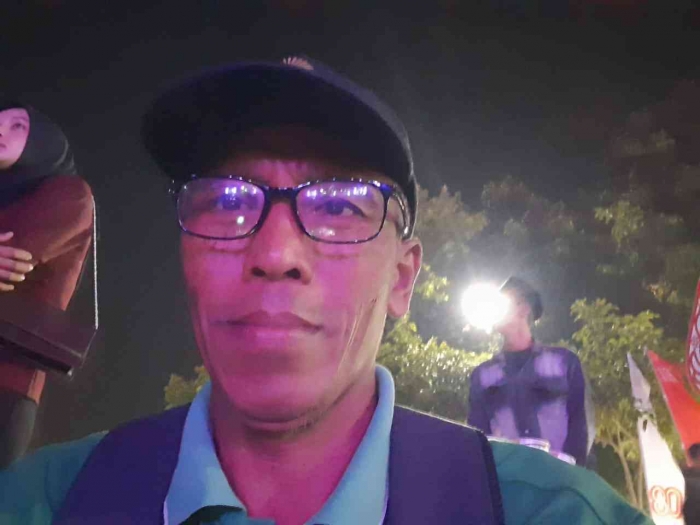 Duduk di atas tanah alun-alun Klaten (dokpri)