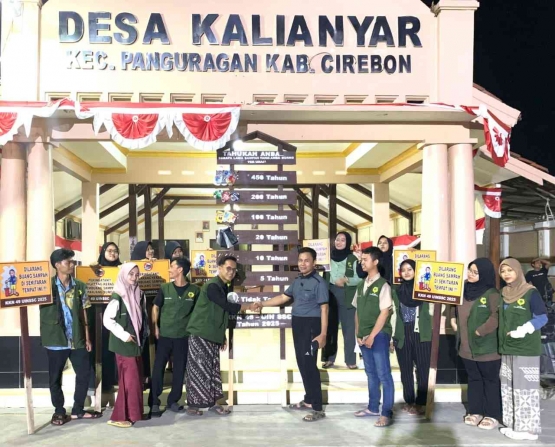 Serah terima plang bersama pak Kuwu Desa Kalianyar (Sumber: Dok. KKN 49 UIN SSC)