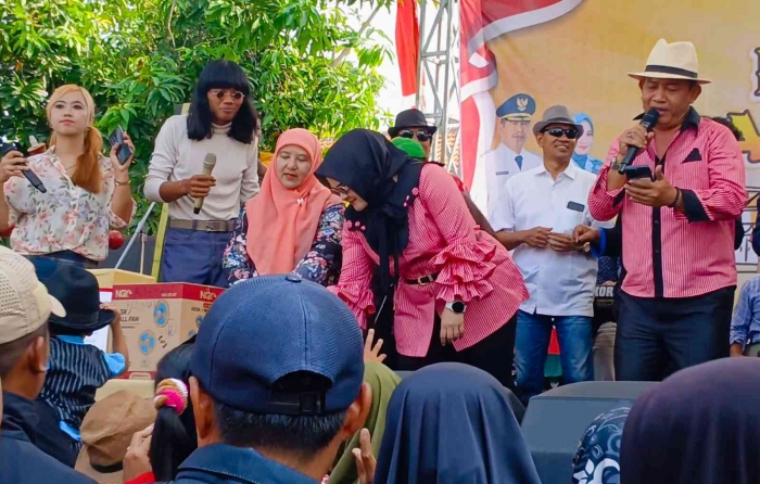 Diiringi dan diikuti grup musik jadul