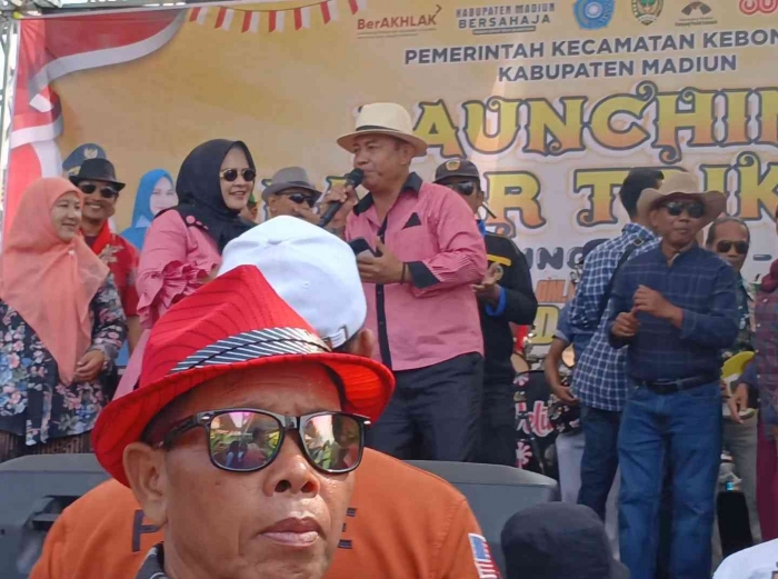 Usai menebar berlembar-lembar uang biru 50 ribuan, beliau mengajak masyarakat bernyanyi dan joged bersama(dokpri)