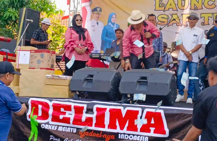 Tanpa aba-aba beliau menebar uang biru yang segera berhamburan di depan panggung(Dokumentasi pribadi: Isti Yogiswandani)