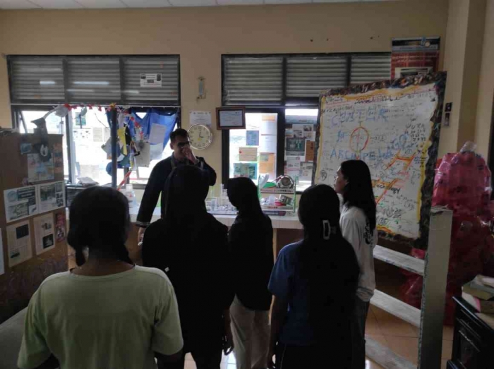 (Sumber pribadi) Kondisi tour dari Boy dan Tania disertai teman teman jurusan fisika Unpatti.