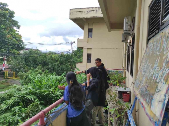 (Sumber pribadi) Prof. Elim sedang menjelaskan bagaimana world tour dengan physics of herbal medicines.