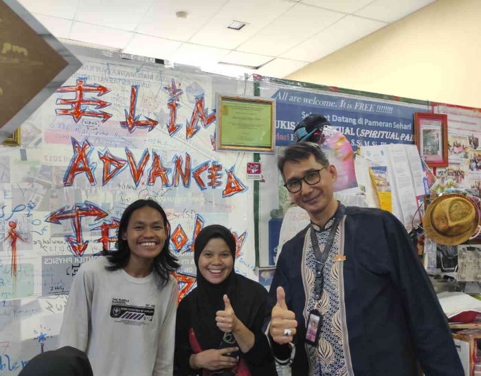 (Sumber pribadi) Cheers untuk kunjungan dadakan Boy dan Tania dari Palembang ke EAT Lab, Center for Archipelago Physics, UNPATTI.