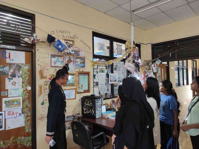 (Sumber pribadi) Prof. Elim sedang menjelaskan CAP yang terdiri dari beberapa lab riset seperti EAT Lab, Souisa Geoscience Lab, dan lainnya.