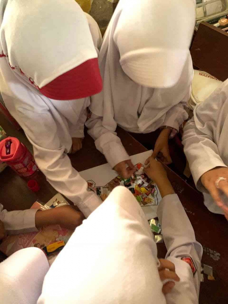 Anak-anak Membuat Kolase Sampah