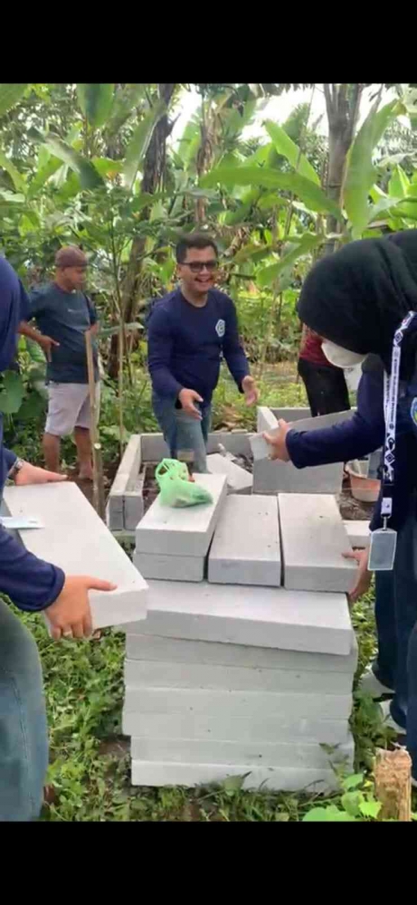 Gotong Royong Pembuatan Bak Sampah