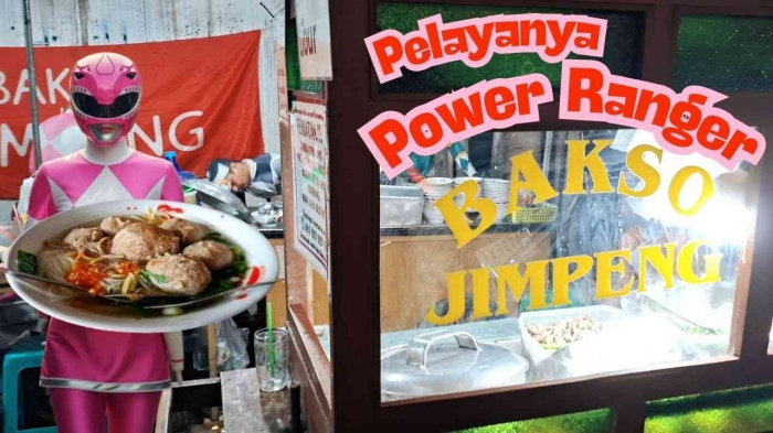 Pelayan bakso memakai kostum Power Ranger ( Sumber gambar : koleksi pribadi )