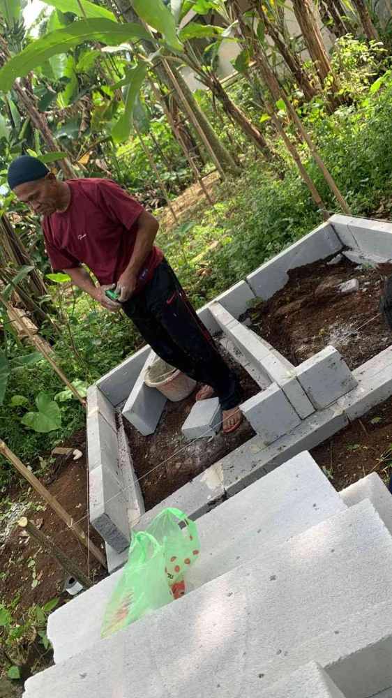 Pembuatan Bak Sampah dibantu Masyarakat