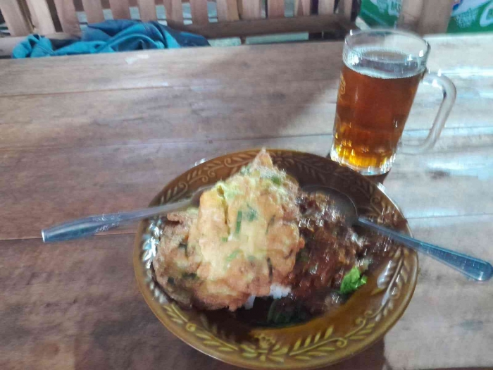 Nasi pecel plus tlur dadar Rp 10.000 (dokpri)