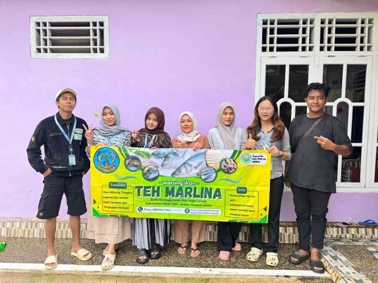 “Dokumentasi mahasiswa KKL-PPM Kelompok 34 Universitas Malahayati saat memberikan banner usaha kepada salah satu pelaku UMKM di Pekon Karang Anyar.”