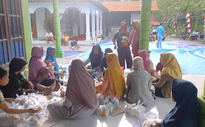 Mamah-manah RT 11 sedang mempersiapkan keperluan acara Safari Maulid Nabi Muhammad Saw 1447 H (Dokumentasi pribadi: Isti Yogiswandani)