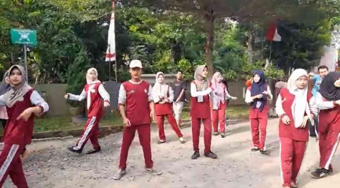 Kaka tabola bale bersama mbak Tika di Way Kanan Lampung (dok foto: Gregorius Nafanu)