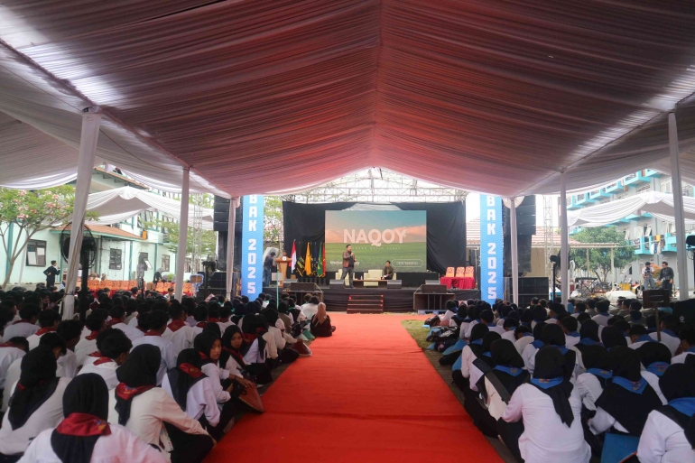 Ribuan mahasiswa baru bersama Coach Naqoy (Foto diambil dari Naqoy.id)