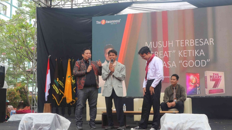 Coach Naqoy dan mahasiswa baru UIN Siber SyekhNurjati Cirebon (Foto dari naoqy.id)
