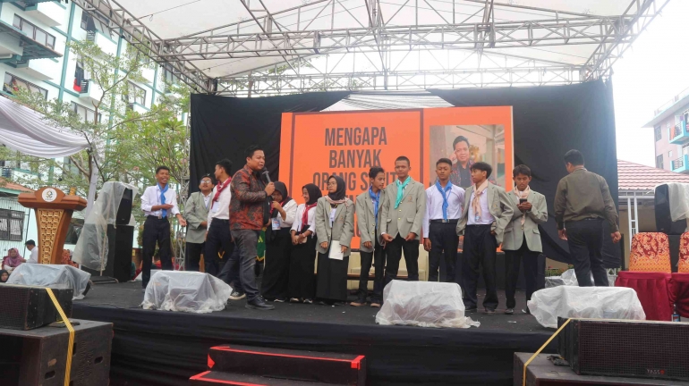 Mahasiswa baru berebut kepanggung bersama Coach Naqoy (Foto dari naqoy.id)