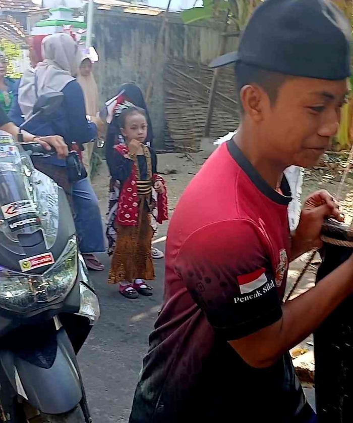 Demo Damai: RT 10 Menggelar Jalan Santai Berkostum Horeg di Penghujung Agustus(Dokumentasi pribadi: Isti Yogiswandani)