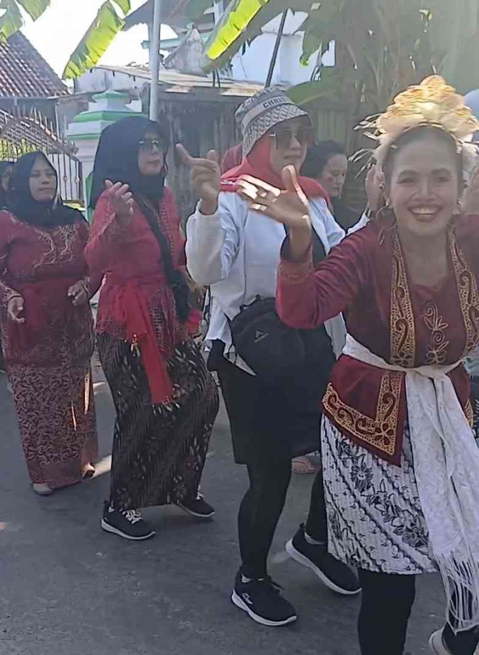 Demo Damai: RT 10 Menggelar Jalan Santai Berkostum Horeg di Penghujung Agustus(Dokumentasi pribadi: Isti Yogiswandani)