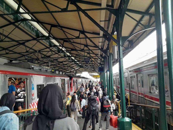 Berdiri di antara dua gerbong (dokpri)