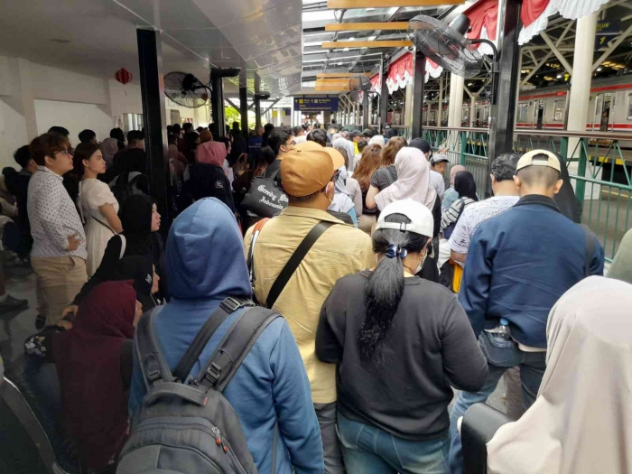 Calon penumpang KRL rela antre berdiri (dokpri)