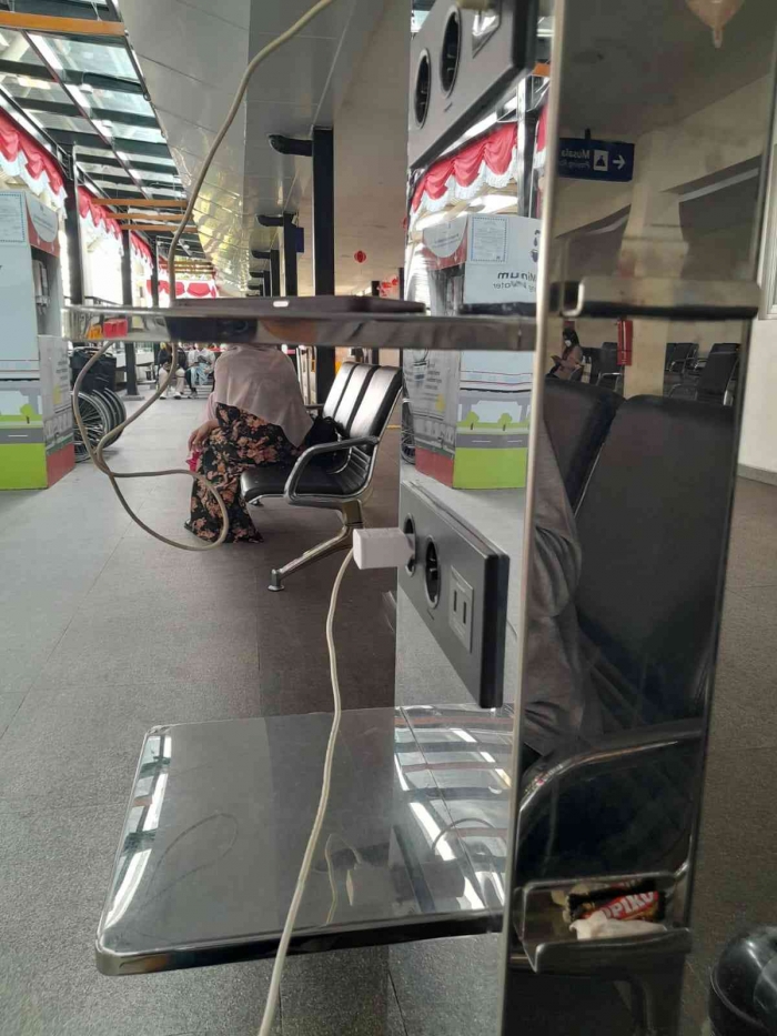 Sambil menunggu KRL berikutnya (dokpri)