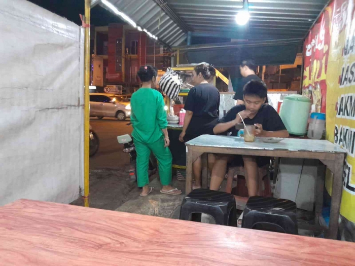 menunggu pesanan nasi goreng (dokpri)