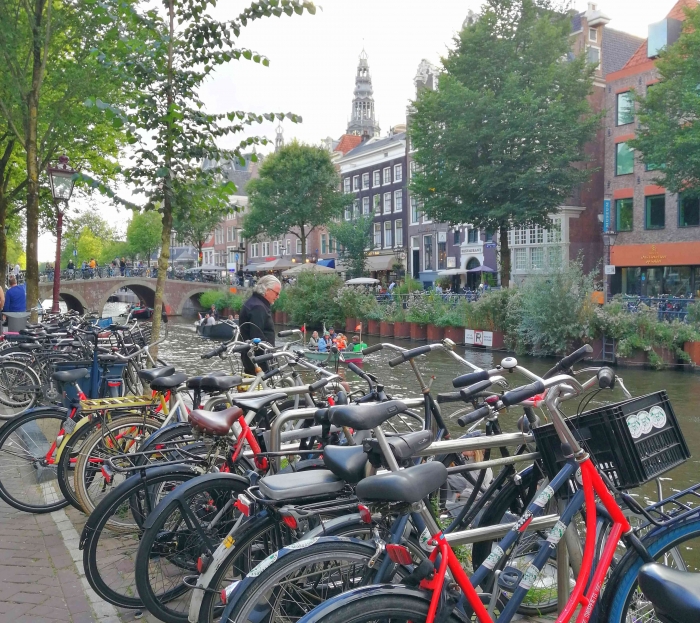 Sepeda adalah jenis transportasi favorit di Amsterdam (dokumentasi pribadi)