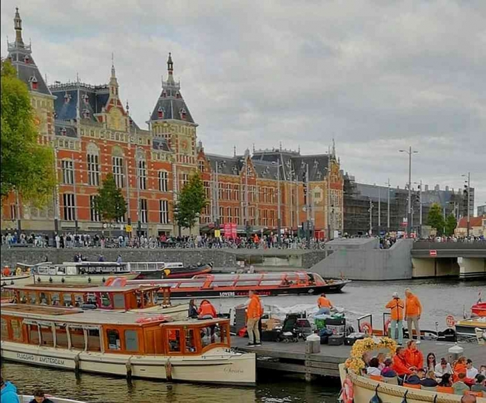 Stasiun Kereta Amsterdam Centraal dan Pelabuhan Canal Cruise (dokumentasi pribadi)