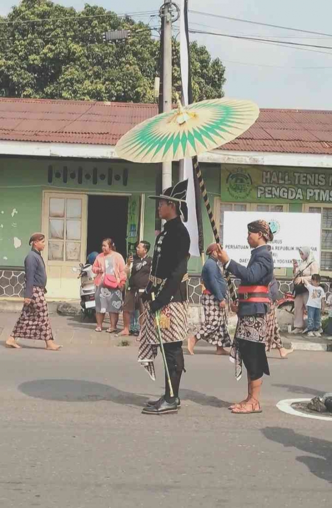 Cucu Sultan HB X yang bertindak sebagai komandan Bregada Bugis (Dokumentasi pribadi Agustina)