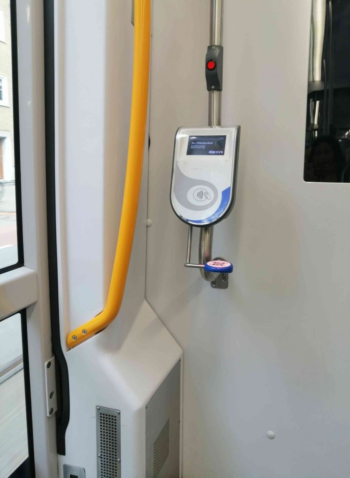 Mesin scan di tram, gunakan saat masuk dan keluar (dokumentasi pribadi)