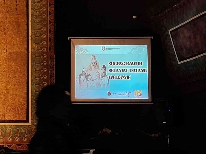Layar informasi di sisi kanan panggung WO (dokpri)
