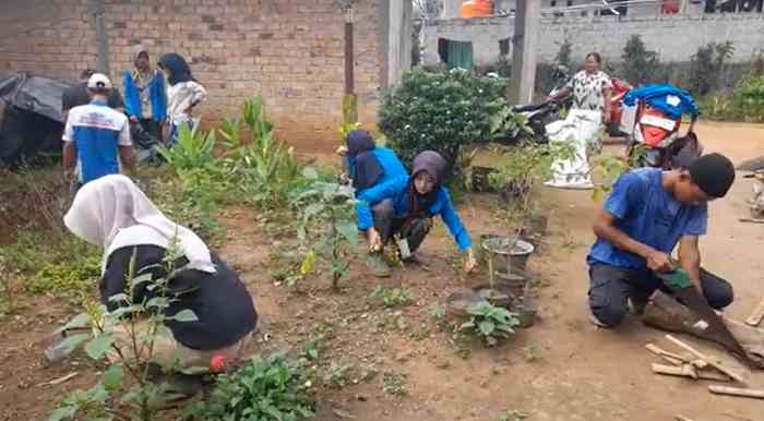 Siswa PKL SMKN 1 Baradatu dan Comdev BWKM lakukan bedah pekarangan di salah satu rumah warga Bukit Jambi, Kp Gunung Katun (Dok foto: Gregorius Nafanu)