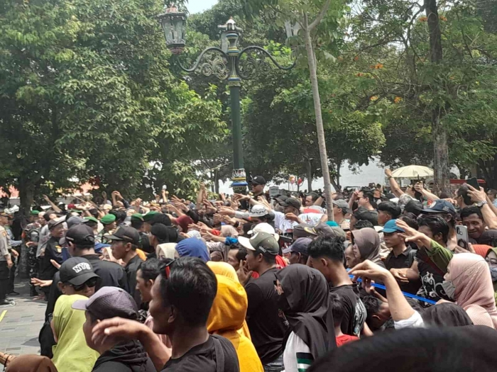 Pengunjung menanti bagian gunungan (dokpri)