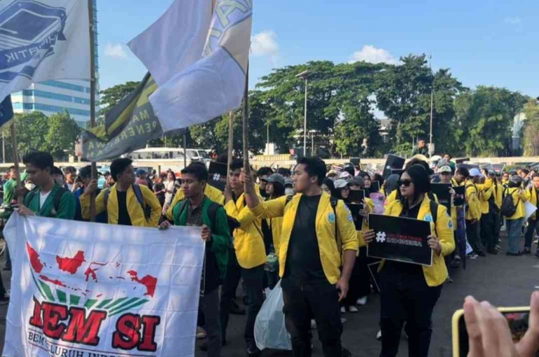 Massa aksi Aliansi BEM SI di depan gedung DPR RI, Jakarta Pusat, Kamis (4/9/2025). | KOMPAS.com/DINDA AULIA RAMADHANTY