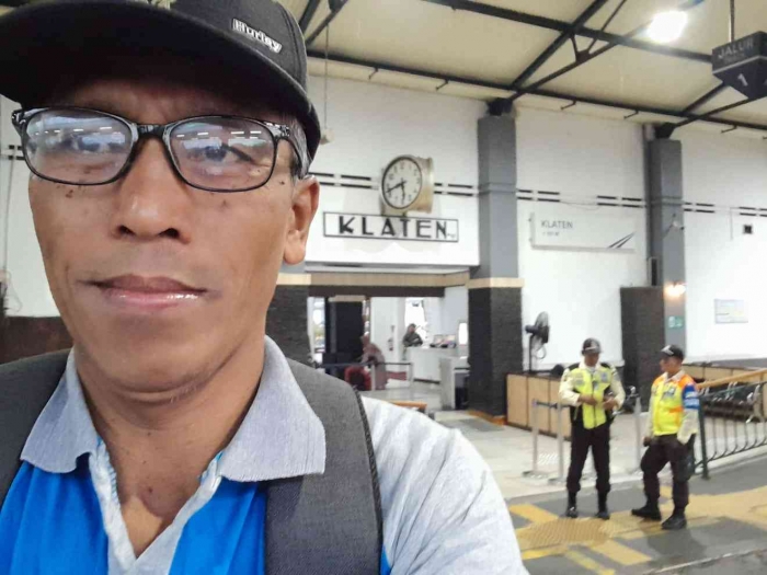 Menunggu KRL Commuterline di stasiun KA Klaten (dokpri)